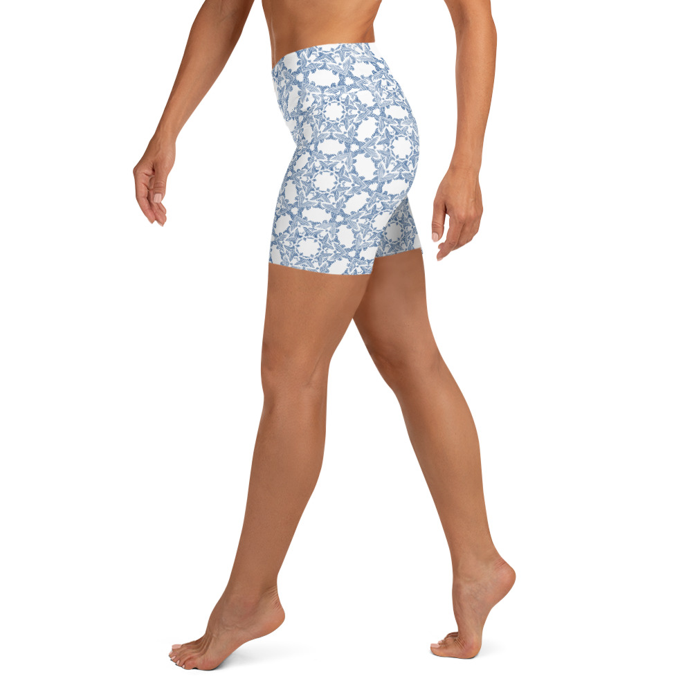 Yoga Sport Short design Grace in Lace : wit klassiek blauw -white classic blue : zijkant - side 2